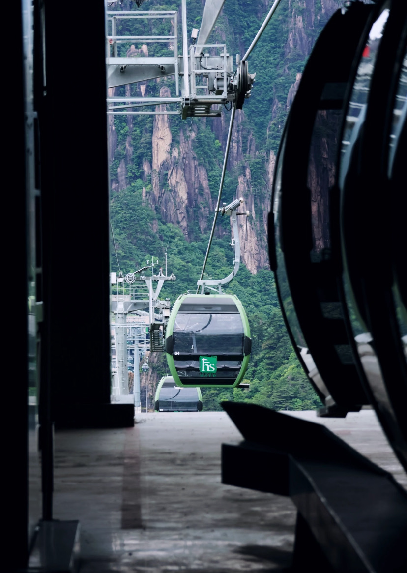 A cable car ascending the eastern face of Huangshan